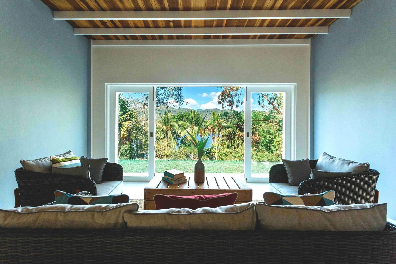 Retreat-themed lakeside haven